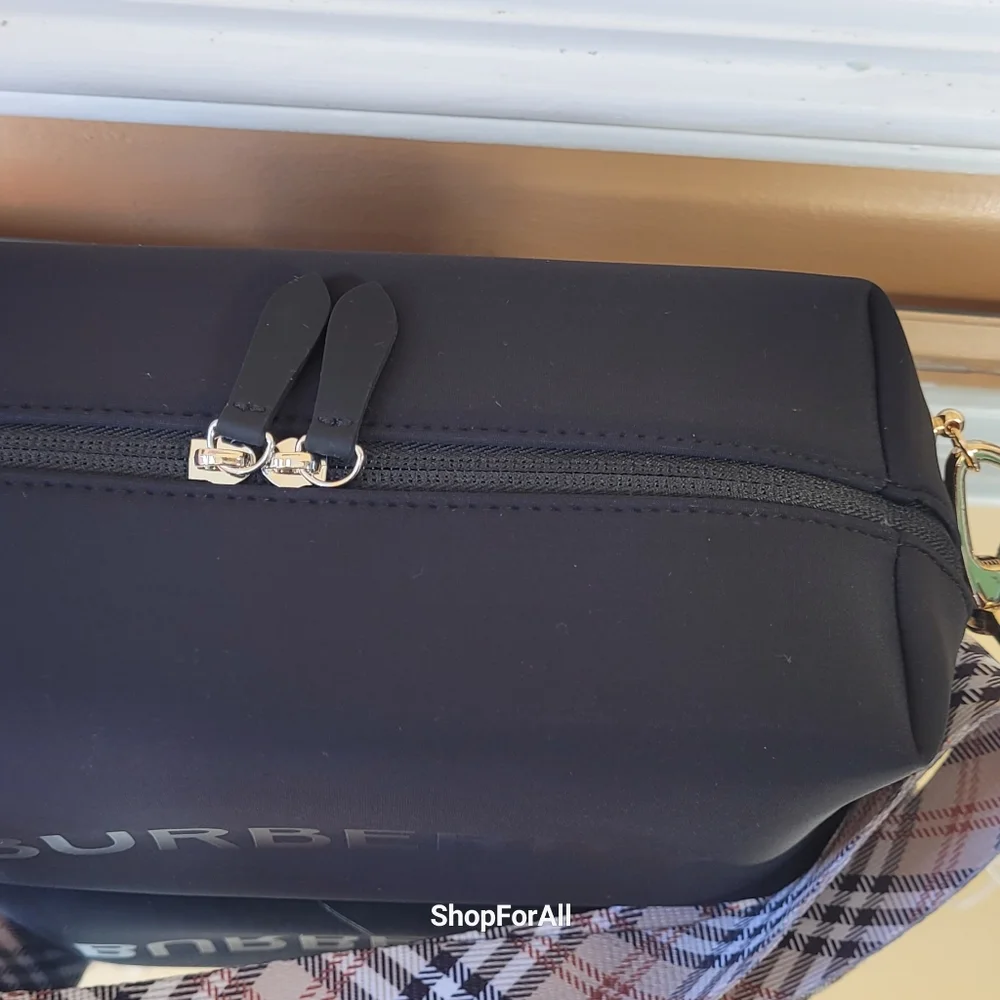- Burberry pouch /crossbody bag/ Toiletry bag/ travel bag/ shoulder bag - Picture 5 of 11